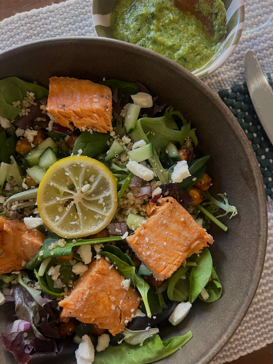 Ensalada de Salmon con aderezo de cilantro.